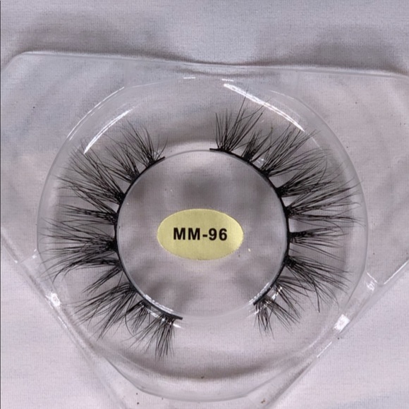 Lashes - Picture 4 of 7